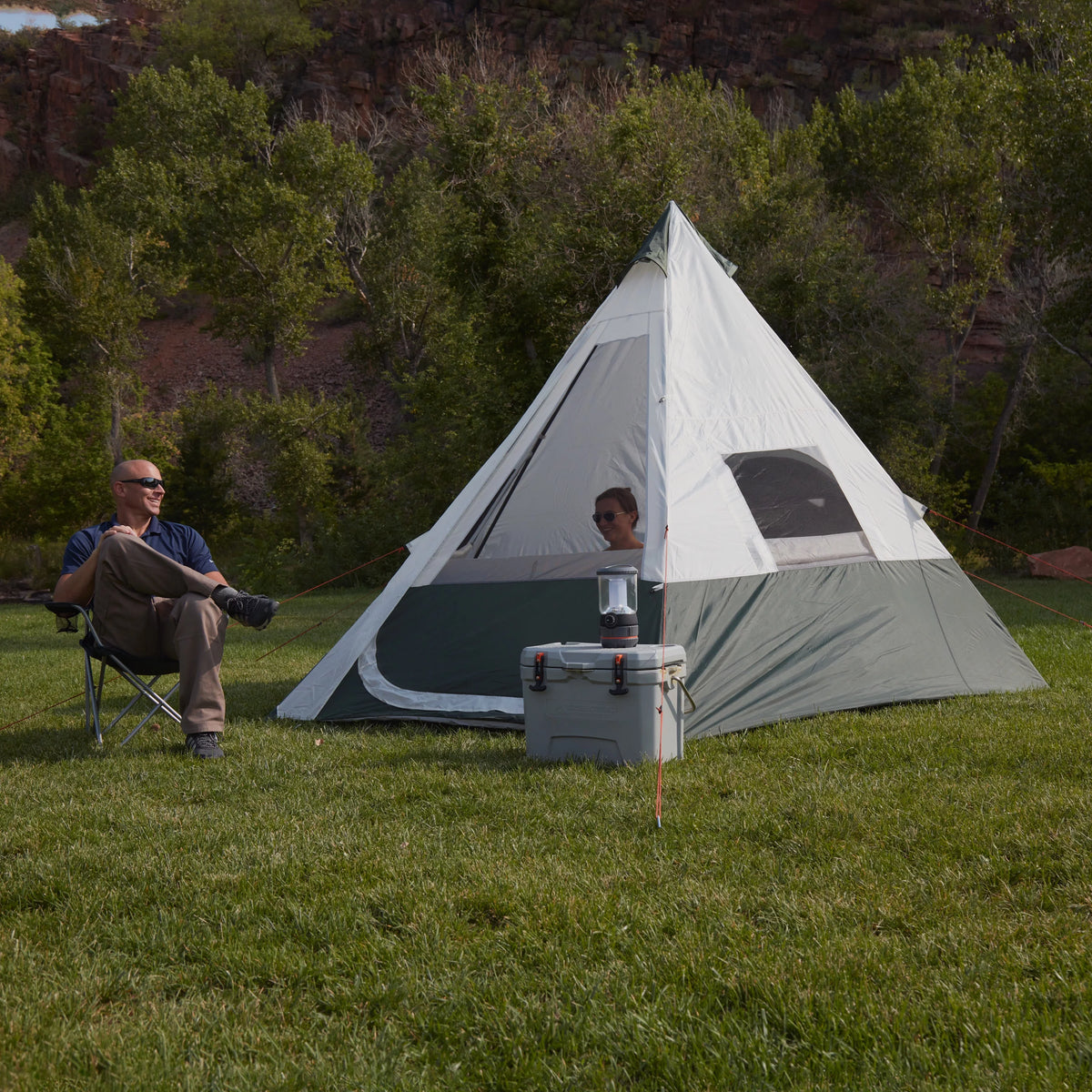 7-Person 1-Room Teepee Tent with Vented Rear Window, Green E7979