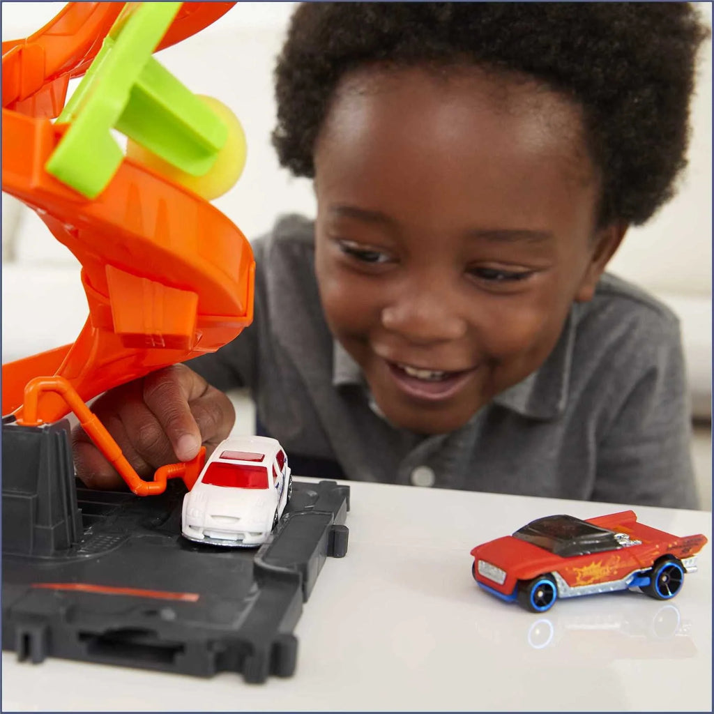 City Mega Car Wash Playset with 1 Toy Car in 1:64 Scale F761